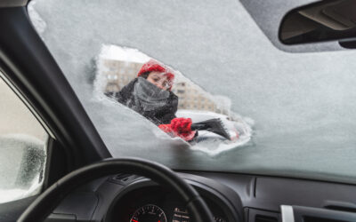 Sbrinamento parabrezza e visibilit&agrave;: trucchi per le mattine gelate